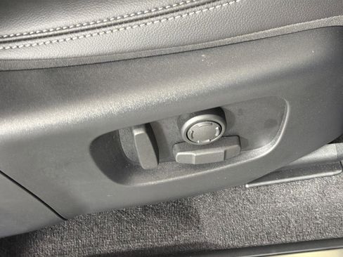 Certified 2025 Land Rover Discovery Sport Dynamic SE image 33