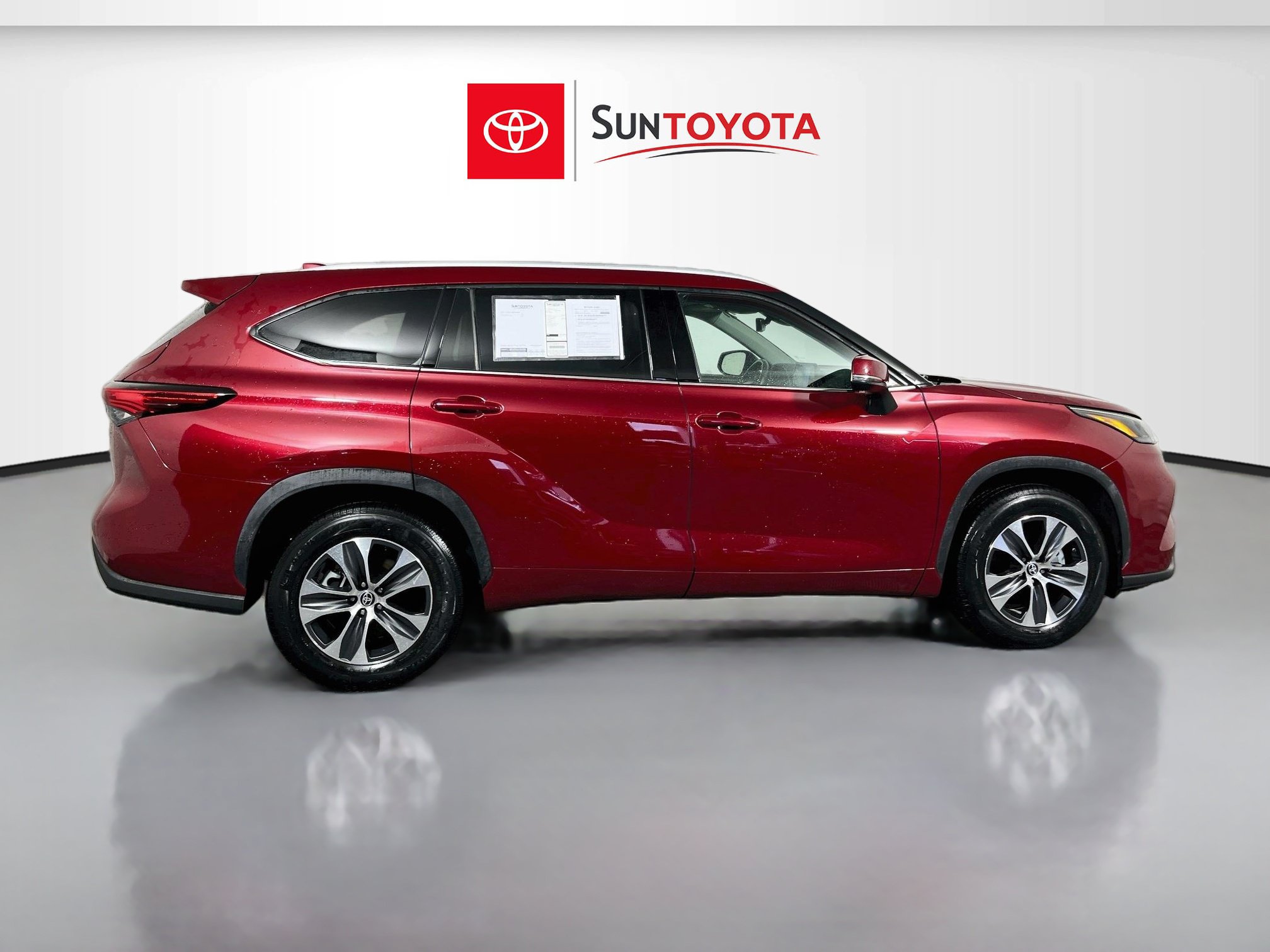 Used 2022 Toyota Highlander XLE FWD image 2