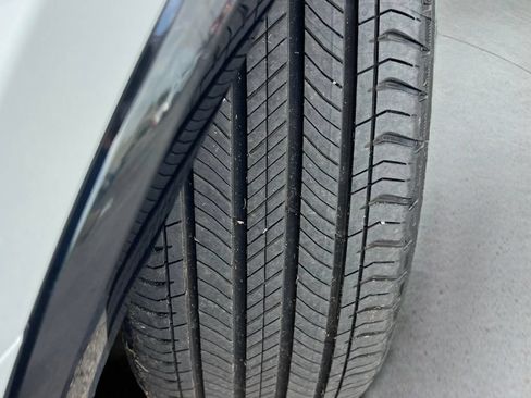 Certified 2025 Toyota Prius XLE FWD image 10