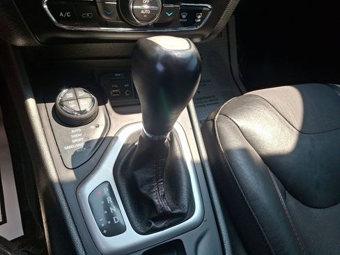 Used 2018 Jeep Cherokee Trailhawk w/ Comfort/Convenience Group AWD/4WD image 14