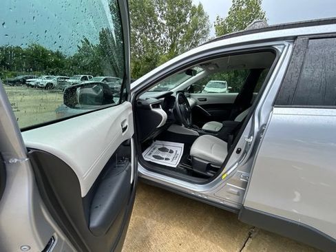 Used 2024 Toyota Corolla Cross LE FWD image 10