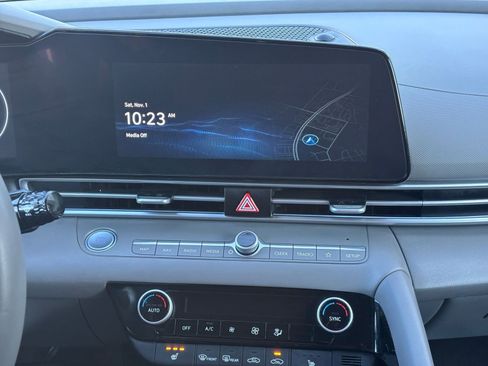 Used 2025 Hyundai Elantra SEL image 18