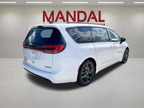 Used 2025 Chrysler Pacifica Limited FWD image 6