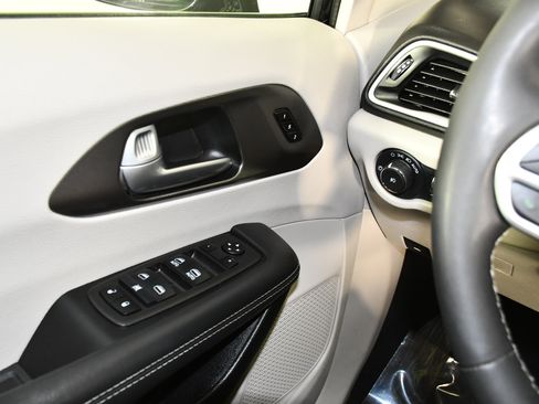 Used 2024 Chrysler Pacifica Touring-L FWD image 32