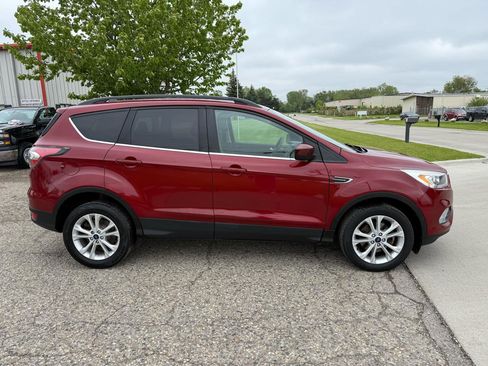 Used 2017 Ford Escape SE w/ Equipment Group 201A FWD image 2