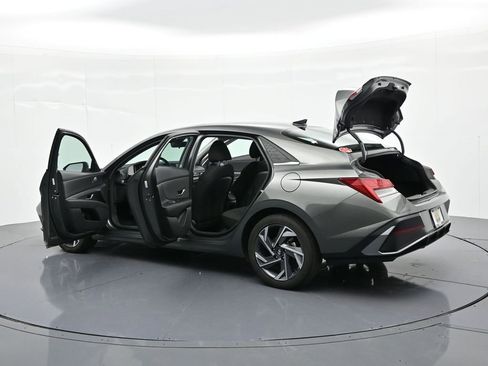 Used 2025 Hyundai Elantra SEL image 30