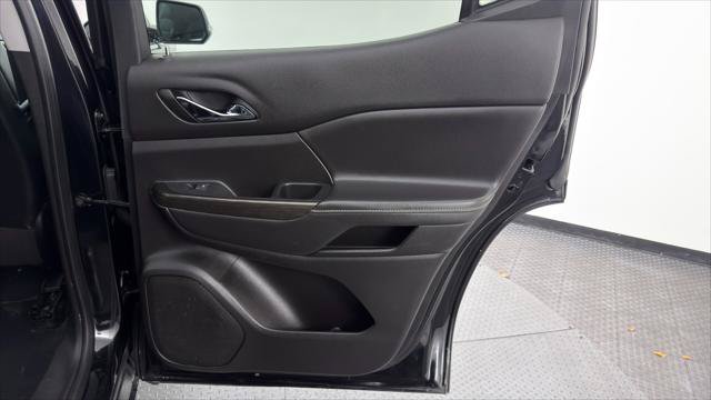 Used 2023 GMC Acadia SLT w/ Technology Package FWD image 21