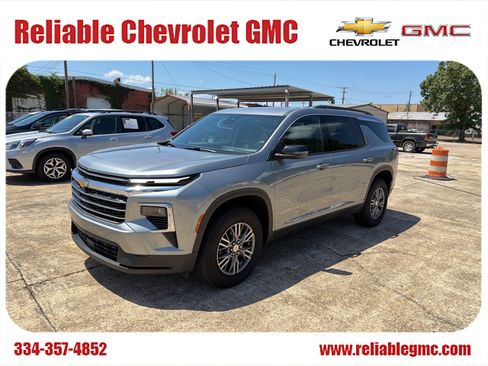 Used 2026 Chevrolet Traverse LT FWD image 1