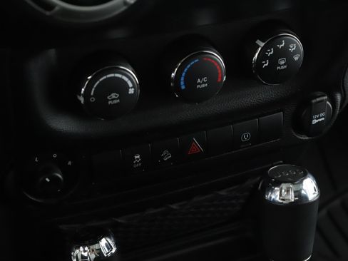 Used 2017 Jeep Wrangler Unlimited Sahara w/ Connectivity Group AWD/4WD image 12