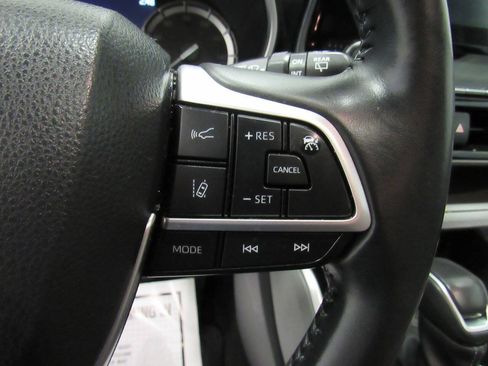 Used 2022 Toyota Highlander XLE AWD/4WD image 35
