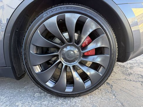 Used 2023 Tesla Model Y Performance AWD/4WD image 34