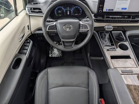 Used 2025 Toyota Sienna Platinum AWD/4WD image 11