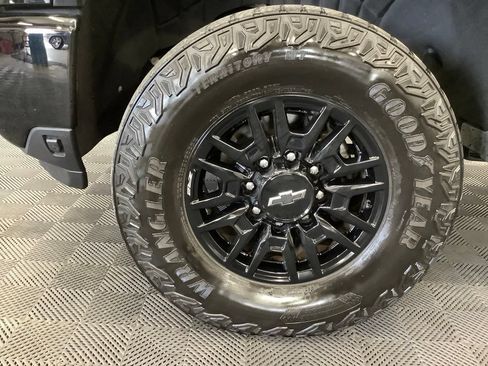Used 2024 Chevrolet Silverado 2500 ZR2 w/ Technology Package AWD/4WD image 3