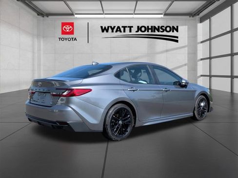 Used 2025 Toyota Camry SE FWD image 5