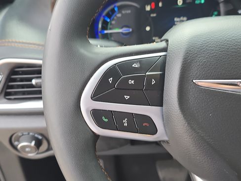 Used 2023 Chrysler Pacifica Pinnacle FWD image 31