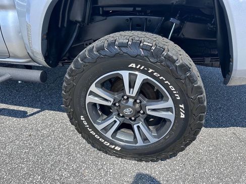 Used 2017 Toyota Tacoma TRD Sport image 24