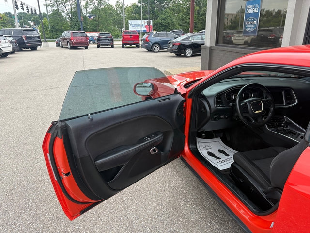 Used 2017 Dodge Challenger SXT w/ Driver Convenience Group RWD image 9