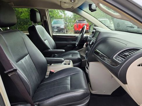 Used 2014 Chrysler Town & Country Touring image 18
