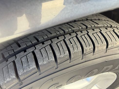 Used 2005 Toyota Highlander 4WD V6 w/ 3rd Row image 8