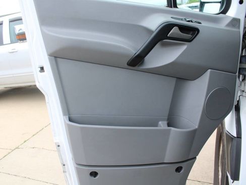 Used 2015 Mercedes-Benz Sprinter 2500 image 15