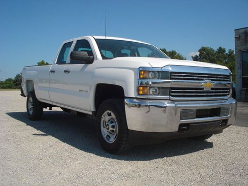 Used 2015 Chevrolet Silverado 2500 W/T AWD/4WD image 2