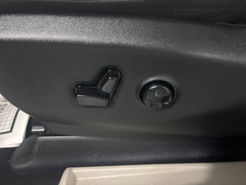 Used 2024 Chrysler Pacifica Touring-L image 14