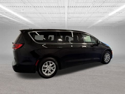 Used 2023 Chrysler Pacifica Touring-L FWD image 6