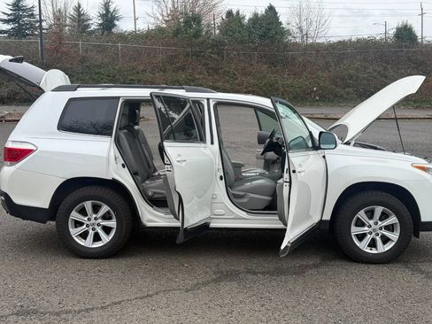 Used 2012 Toyota Highlander SE w/ Tow Pkg image 5