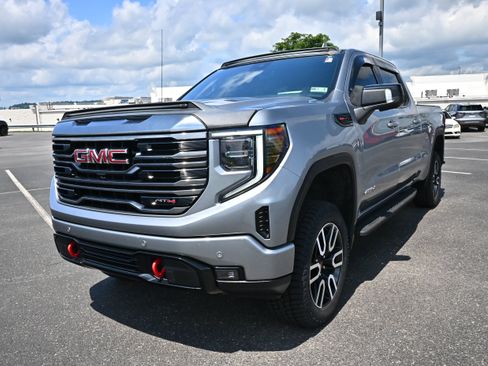 Used 2024 GMC Sierra 1500 AT4 w/ Technology Package AWD/4WD image 4