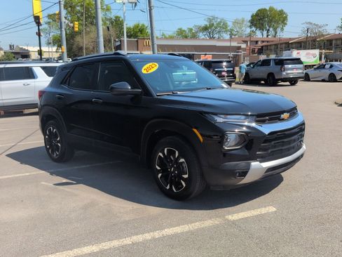 Used 2023 Chevrolet TrailBlazer LT FWD image 2