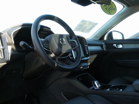 Used 2024 Volvo XC40 B5 Plus image 29