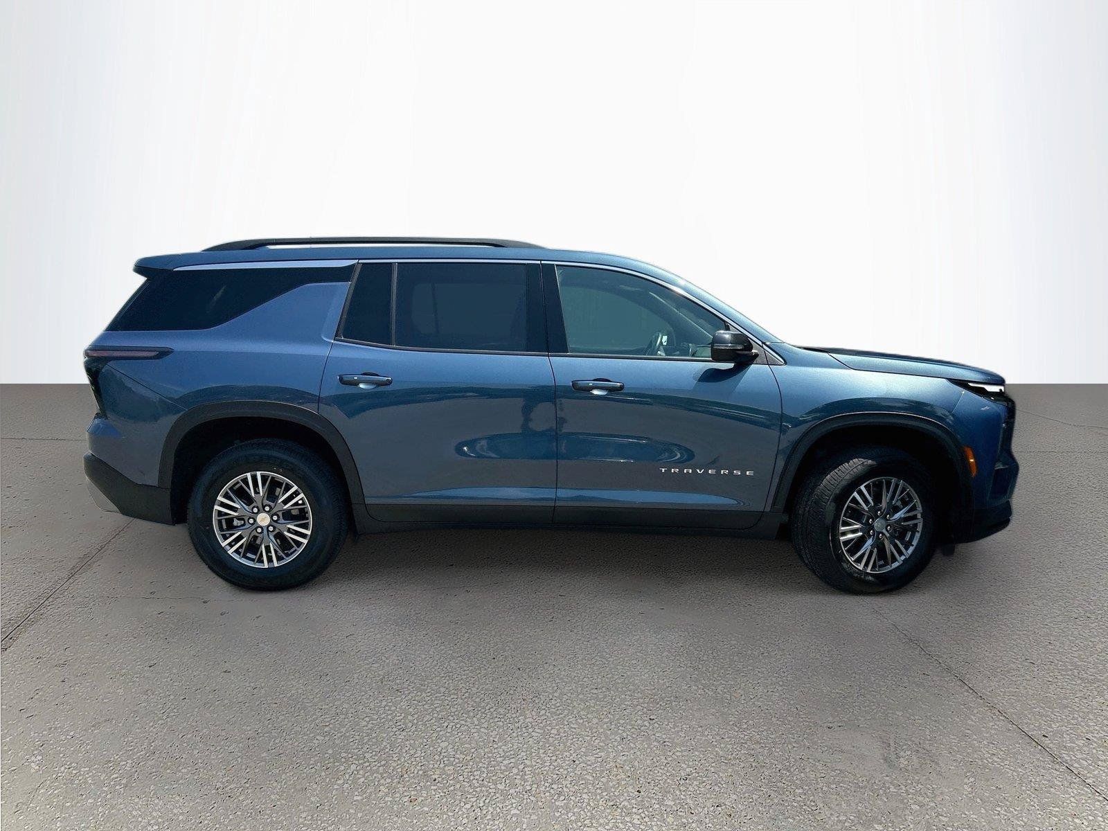 Used 2025 Chevrolet Traverse LT FWD image 3