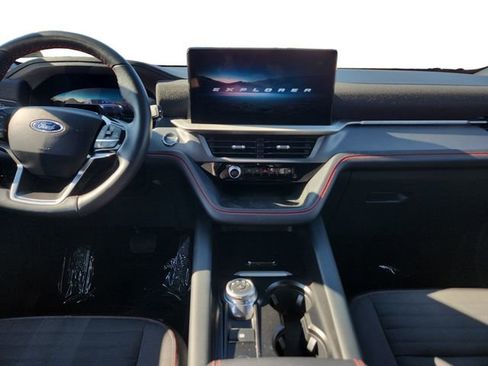 Used 2025 Ford Explorer ST-Line image 12