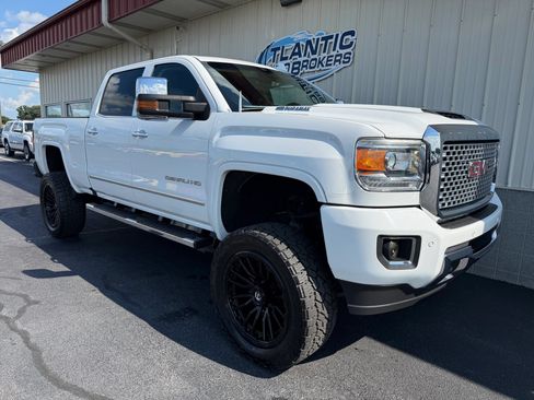 Used 2017 GMC Sierra 2500 Denali w/ Duramax Plus Package AWD/4WD image 4