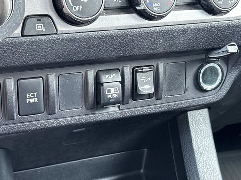Used 2019 Toyota Tacoma SR5 RWD image 38