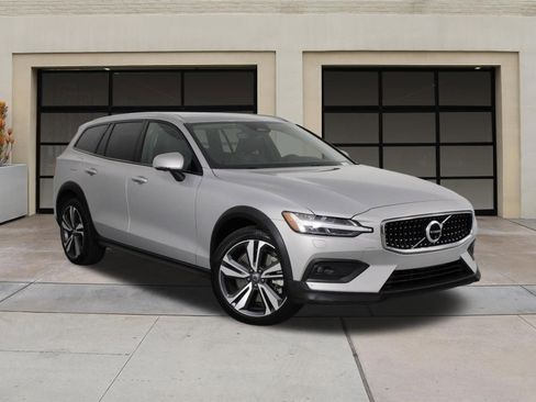 Certified 2025 Volvo V60 B5 Cross Country Plus AWD/4WD image 34