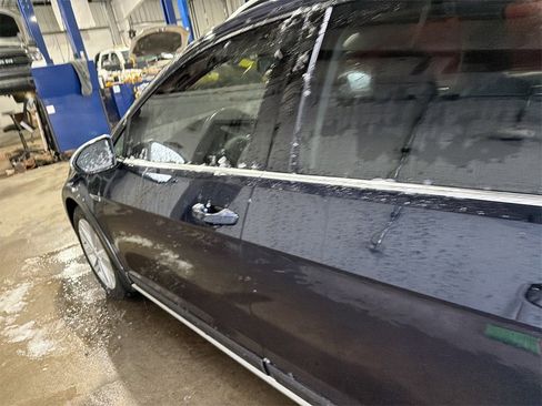 Used 2017 Volkswagen Golf Alltrack image 9