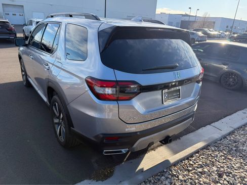 Used 2025 Honda Pilot Touring image 2