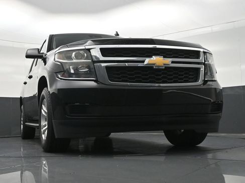 Used 2018 Chevrolet Suburban LT RWD image 30