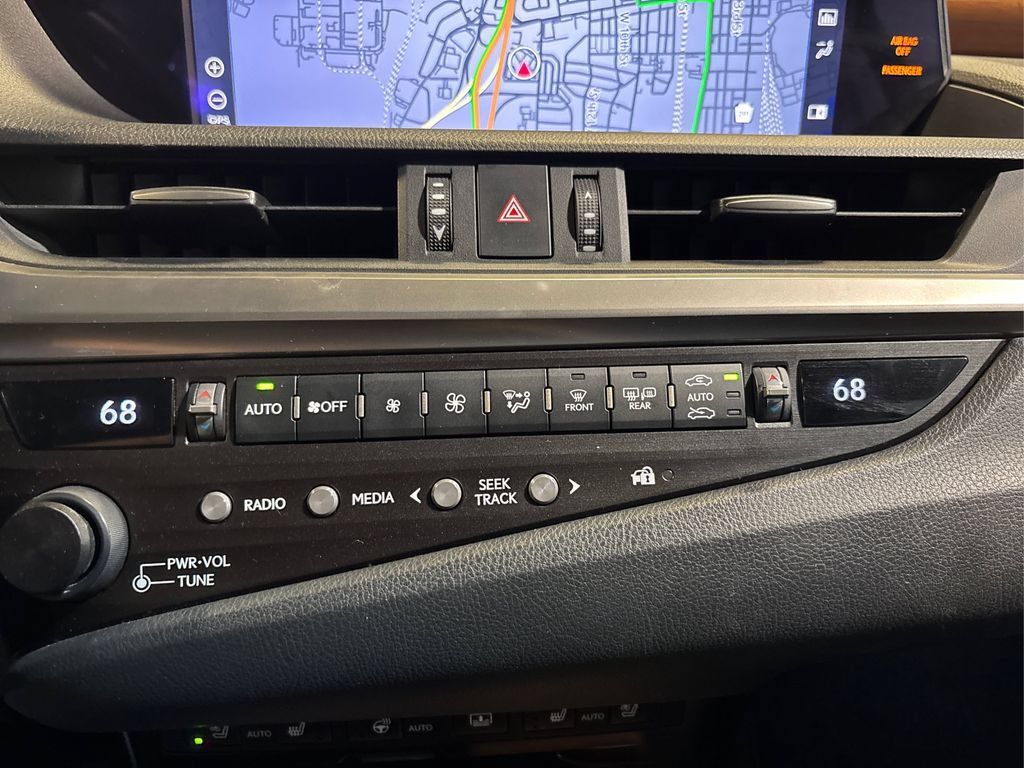 Used 2020 Lexus ES 300h w/ Luxury Package FWD image 28