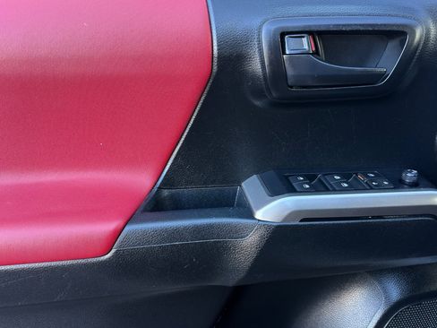 Used 2022 Toyota Tacoma TRD Off-Road image 10