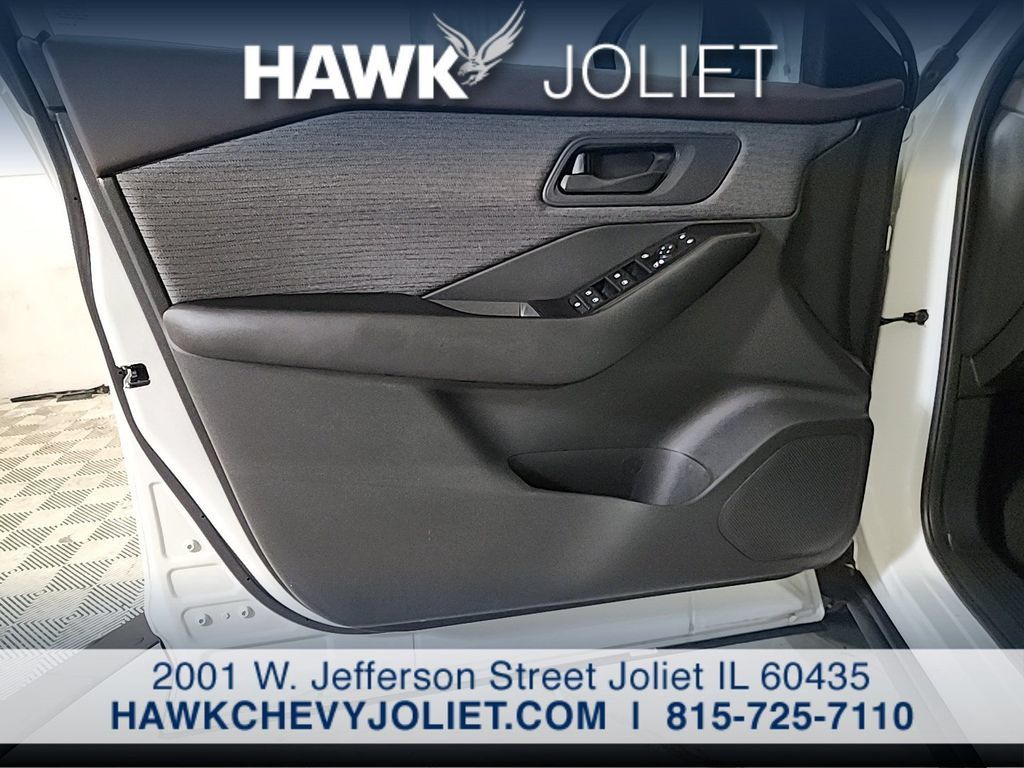 Used 2023 Nissan Rogue S FWD image 16