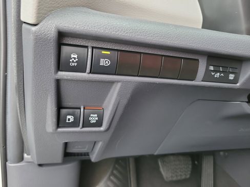 Used 2024 Toyota Sienna XLE FWD image 30