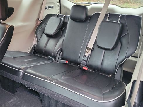 Used 2022 Chrysler Pacifica Limited w/ Uconnect Theater Family Group image 23