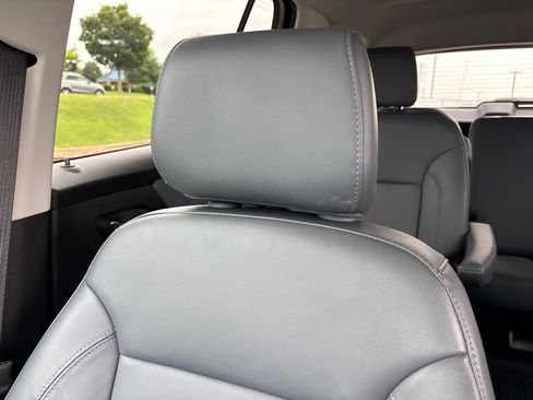 Used 2021 Chevrolet Traverse LT w/ LT Premium Package FWD image 22