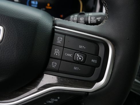 Used 2022 Jeep Wagoneer Series III w/ Rear Seat Video Group 1 image 28