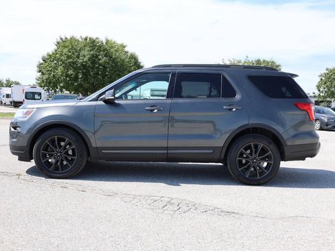 Used 2018 Ford Explorer XLT w/ Equipment Group 202A AWD/4WD image 8