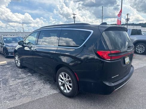 Used 2022 Chrysler Pacifica Touring-L w/ Uconnect Theater Family Group AWD/4WD image 4