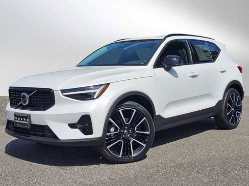 New 2025 Volvo XC40 B5 Ultra w/ Protection Package Premier image 3