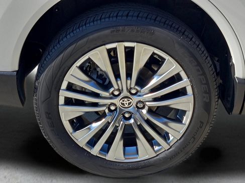Used 2021 Toyota Venza XLE AWD/4WD image 8